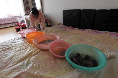 汉滨楼上漏水，住户失联，小区没物管，业主维权难！律师来支招……